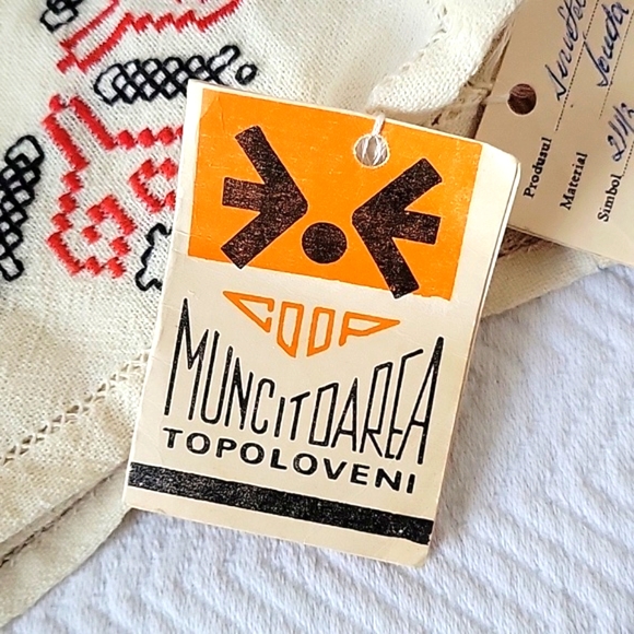 Vintage Romanian Linen Embroidered Napkins - Set of 8 - Picture 3 of 6